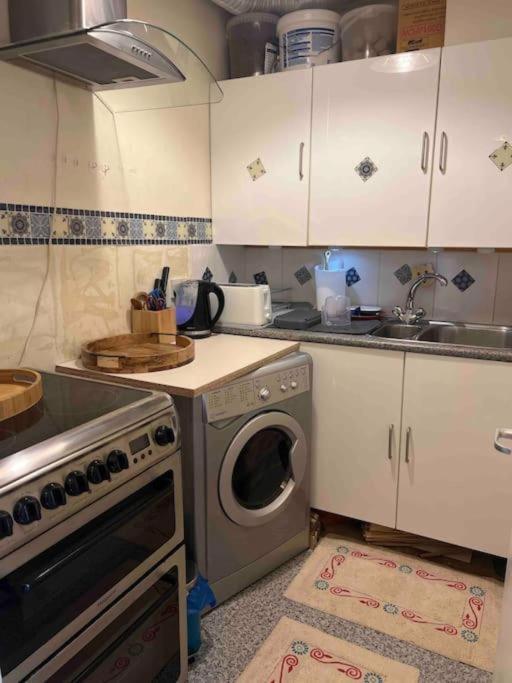 Milton Keynes Central Apartment Flat With Kitchen, Large Bed, Park View & Parking, 1 Minute Walk To Mk City Centre, Shops, Malls, Restaurants & Attractions, 8 Minutes From Hospital Exterior foto