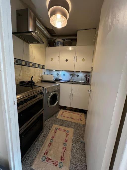 Milton Keynes Central Apartment Flat With Kitchen, Large Bed, Park View & Parking, 1 Minute Walk To Mk City Centre, Shops, Malls, Restaurants & Attractions, 8 Minutes From Hospital Exterior foto